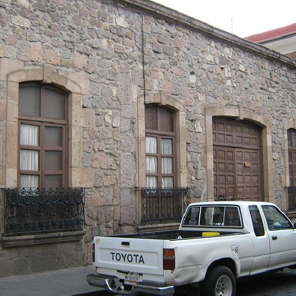 Casa sola en renta, calle aquiles serdan, col. morelia centro, morelia