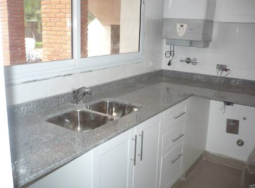 Hermosa cubierta para cocina en granito natural gris claro en